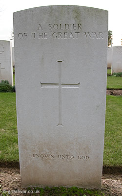 Headstone marking the grave of an unidentified British or Commonwealth soldier of the Great War 1914-1918, bearing the inscription Known unto God.
