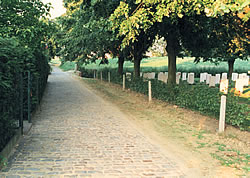Path from the Boezinge-Ieper road to the canal bank.